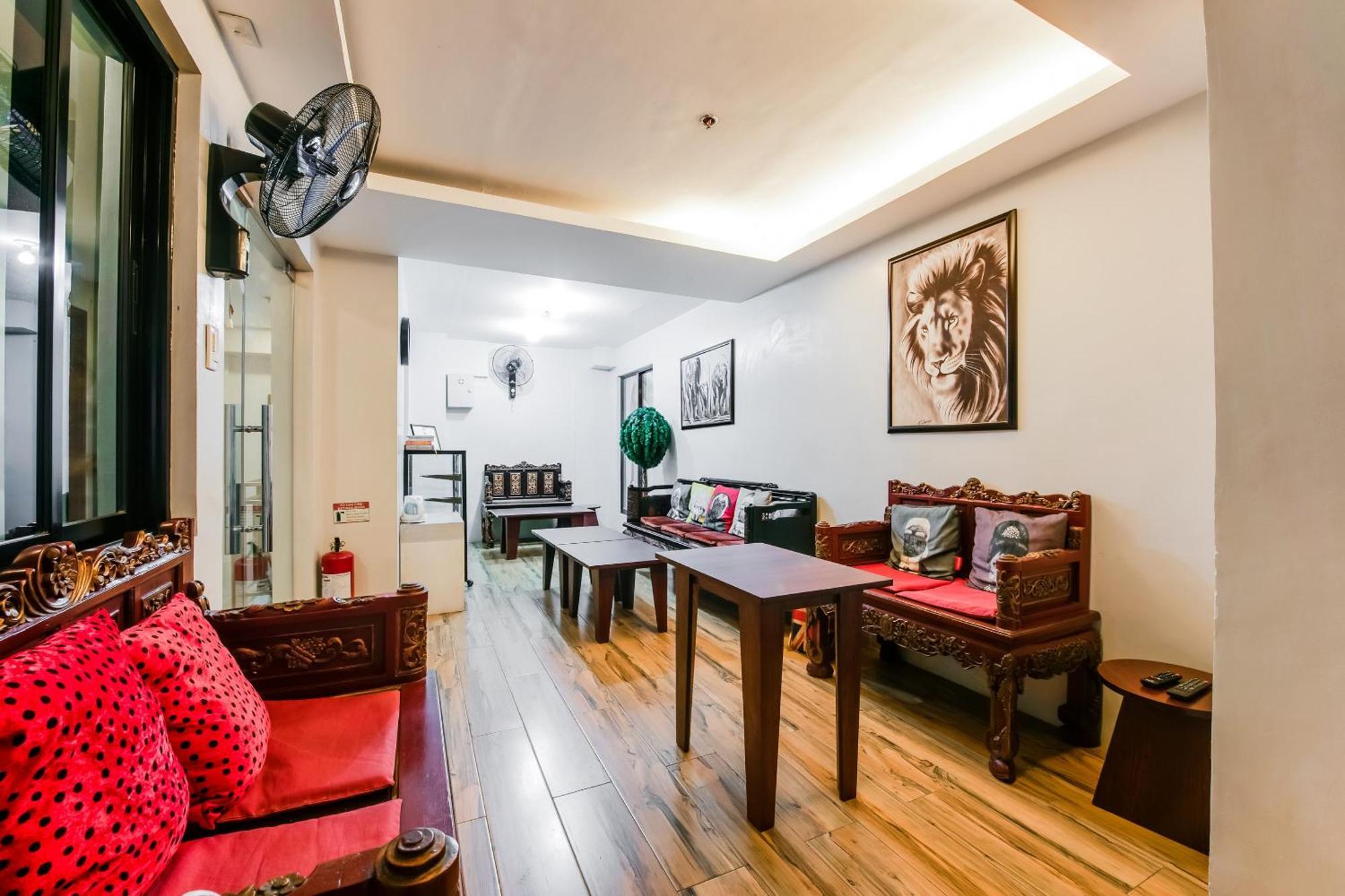Oyo 136 Regal Residences Кесон-Сити Экстерьер фото
