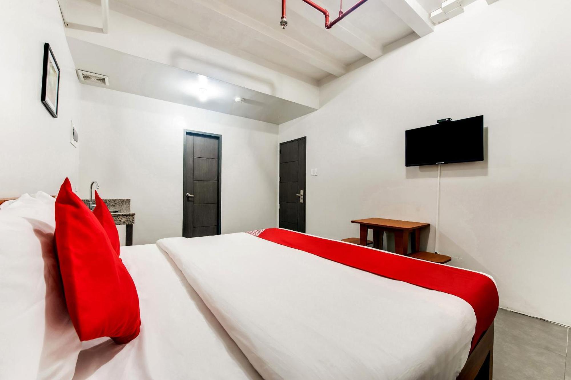 Oyo 136 Regal Residences Кесон-Сити Экстерьер фото