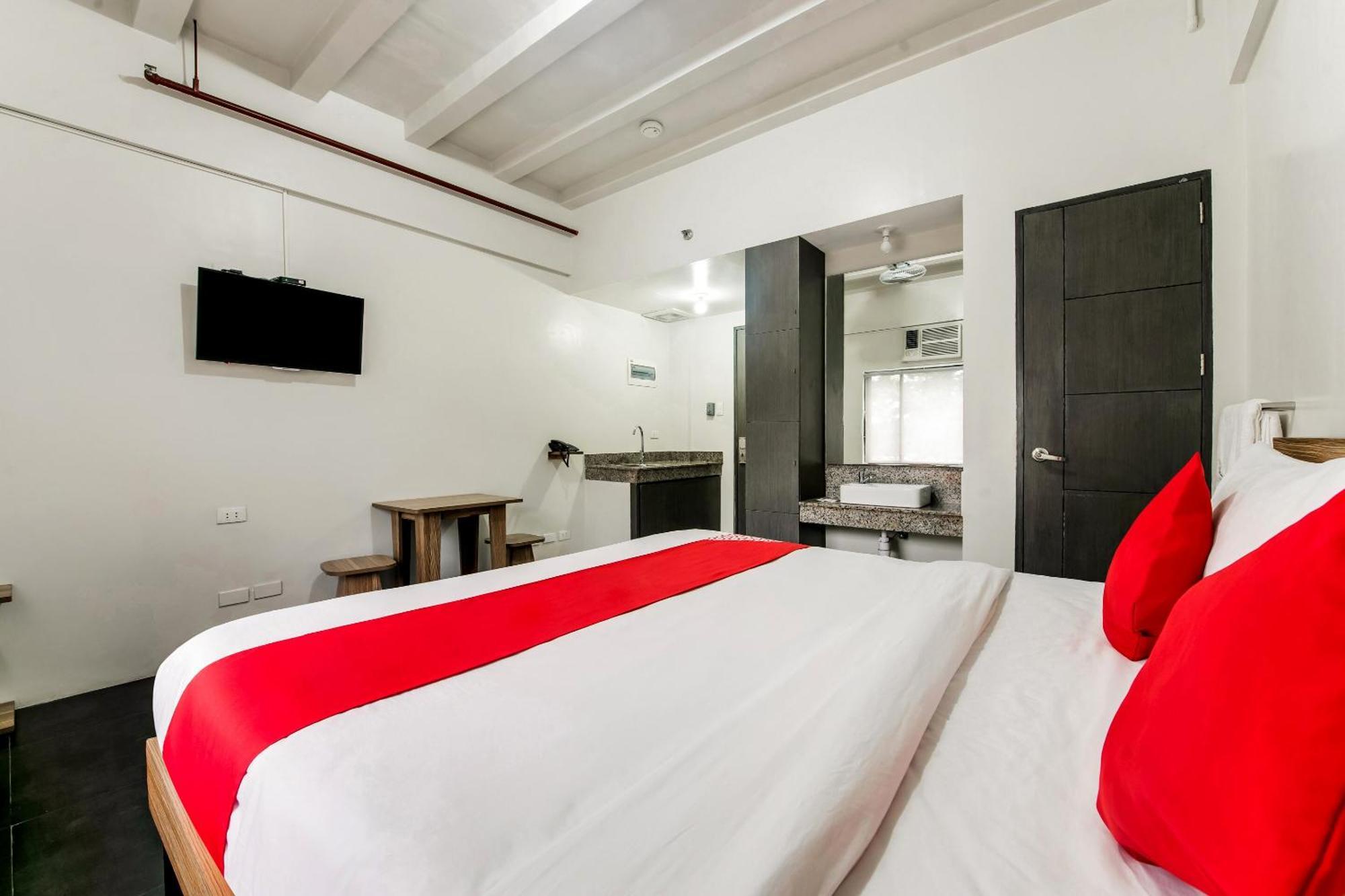Oyo 136 Regal Residences Кесон-Сити Экстерьер фото