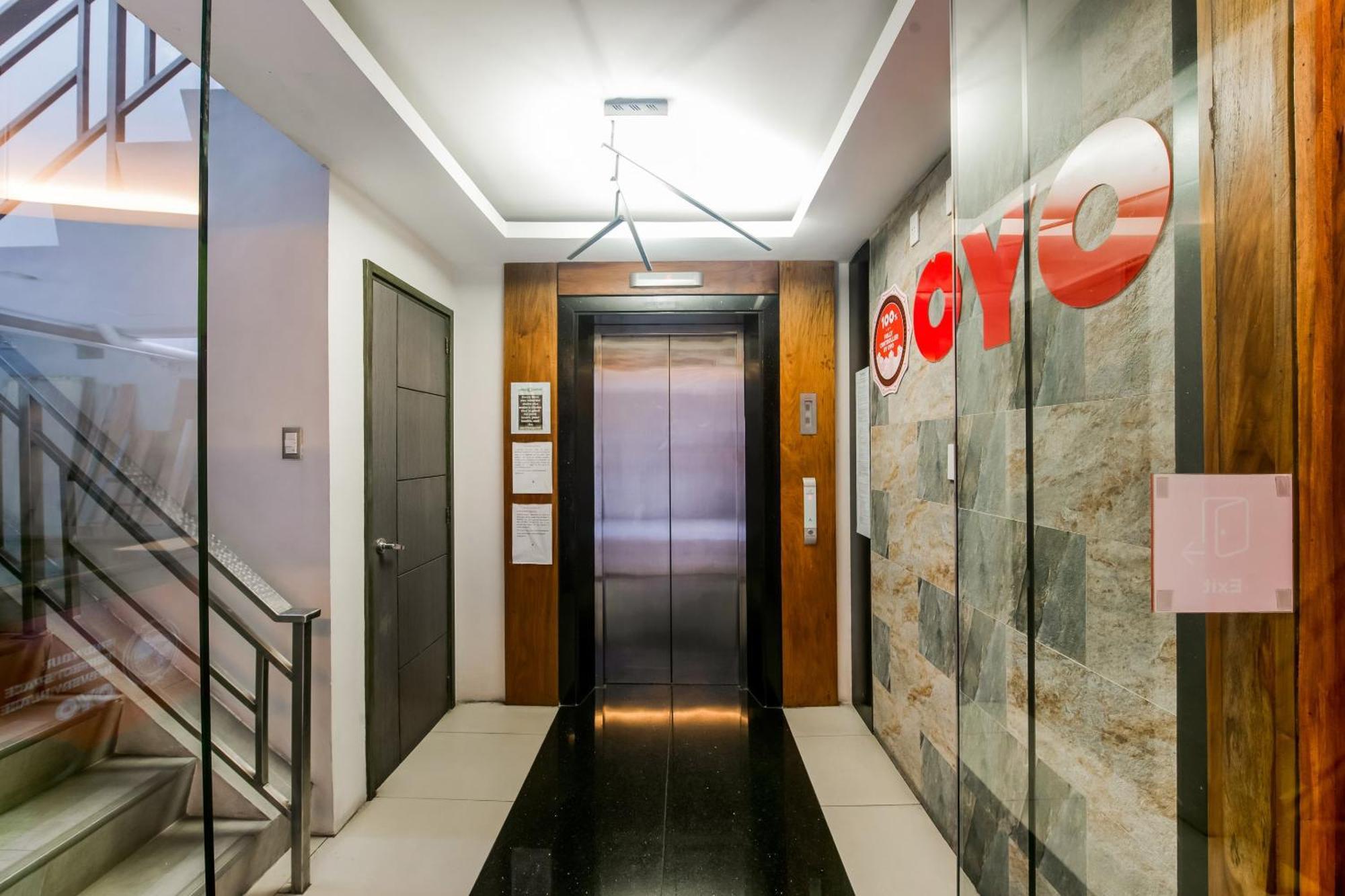 Oyo 136 Regal Residences Кесон-Сити Экстерьер фото